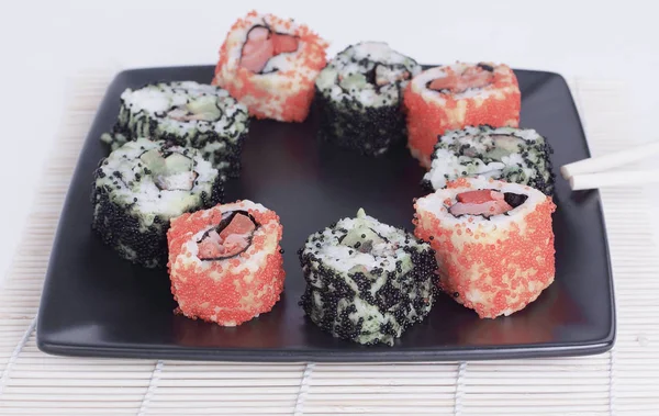 Sushi seti - Maki sushi ve chopsticks bir b farklı — Stok fotoğraf