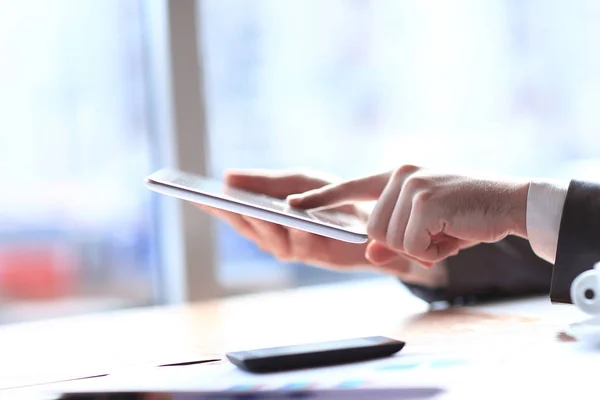 Close up.businessman tocando la pantalla de la tableta digital — Foto de Stock