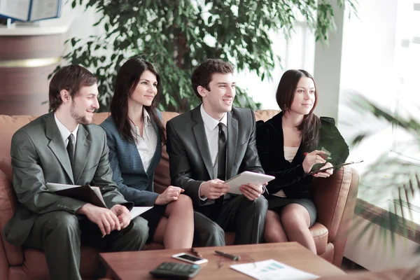 Cerrar. Un grupo de empresarios en una reunión en el centro de negocios . — Foto de Stock