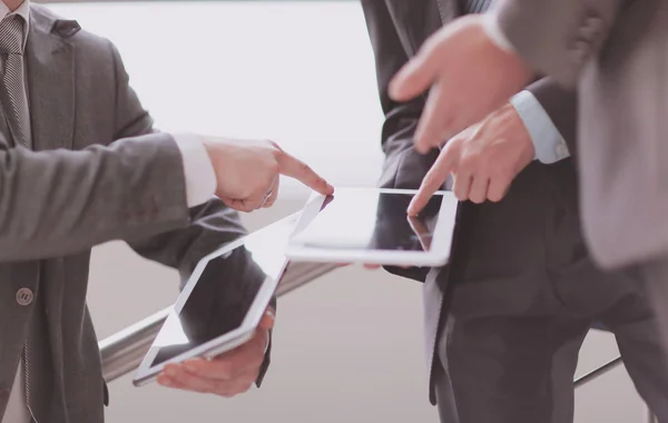 Les mains des personnes qui travaillent avec un ordinateur tablette. Technologie — Photo