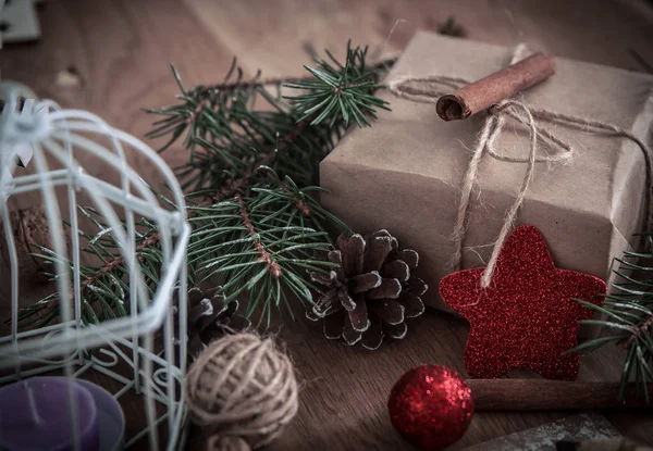 ของขวัญคริสต์มาส ไม้ซินนามอน และของตกแต่งคริสต์มาส — ภาพถ่ายสต็อก