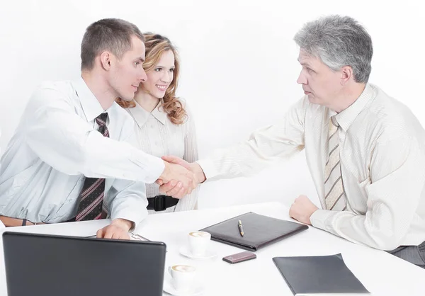 Handdruk zakelijke partners voordat bespreken contractvoorwaarden — Stockfoto