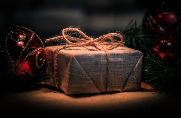 Presente de Natal no fundo das decorações de Natal — Fotografia de Stock