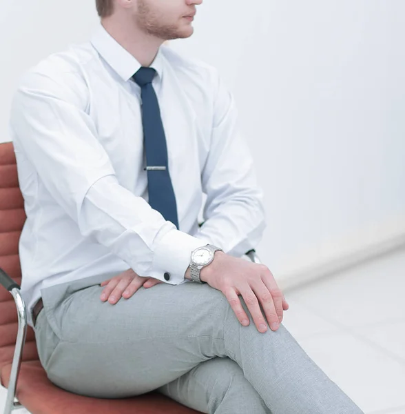 Serio joven empresario sentado en silla de oficina . — Foto de Stock