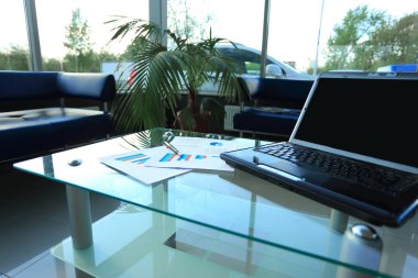 yakın çekim. modern banka lobide açık tablo üstünde Laptop