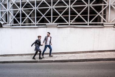 modern bir şehir sokakta yürüyen aşık Çift.