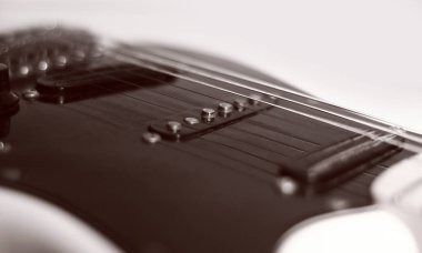 Beyaz bir arka plan closeup.Black gitar.