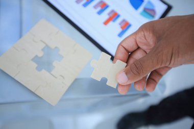 portre. bir masanın arkasında oturan bir bulmaca, işadamıdır.