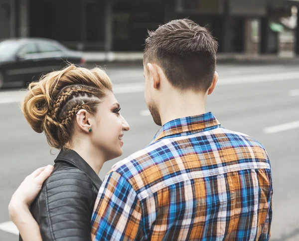 Casal amoroso moderno em um passeio pelas ruas da cidade — Fotografia de Stock