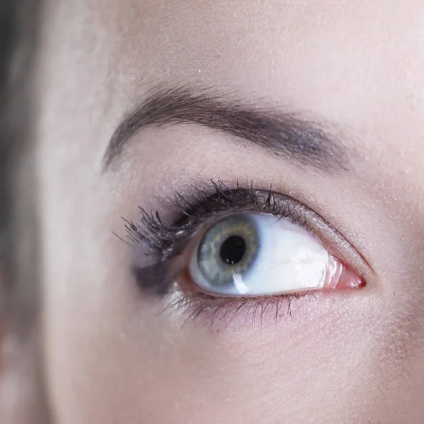 Close-up. gezicht van jonge vrouw met dagelijkse make-up — Stockfoto