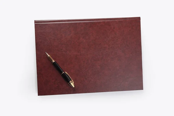 Organisator in lederen cover en pen op witte background.photo met kopie ruimte — Stockfoto