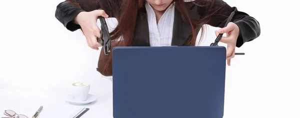 ノート パソコンをぶち壊そうとしている若いビジネス女性. — ストック写真