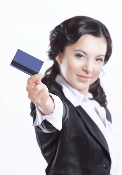 Nahaufnahme. Geschäftsfrau mit leerer Kreditkarte.Isoliert auf weiß — Stockfoto