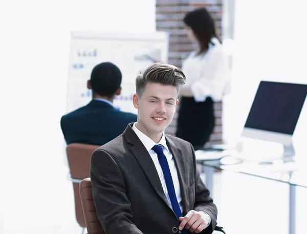 Portrait de jeunes employés assis près du bureau — Photo