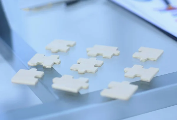 Die Puzzleteile auf dem Desktop — Stockfoto