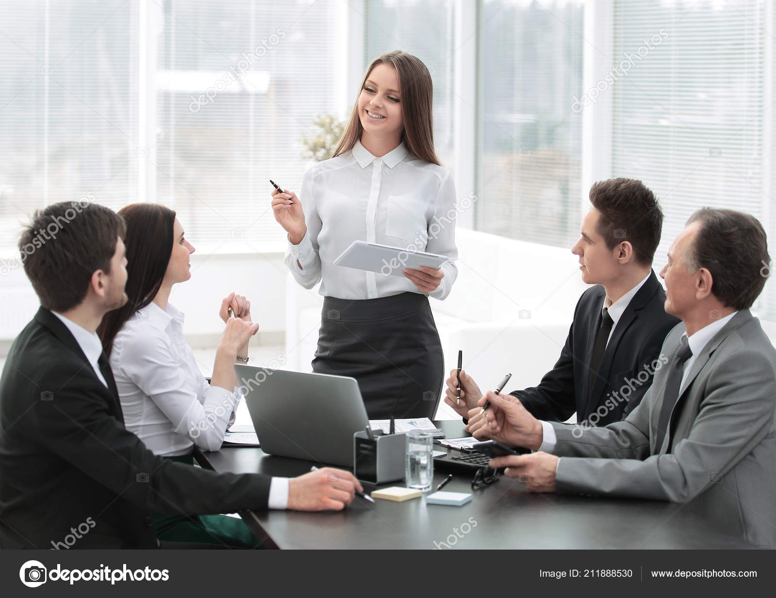 Jeune Femme D Affaires Fait Un Rapport Sur La Reunion De Travail Image Libre De Droit Par Albertyurolaits C