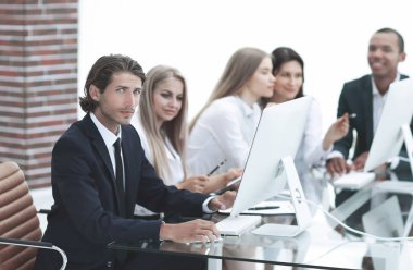 iş ekibi yeni bir proje üzerinde çalışıyor