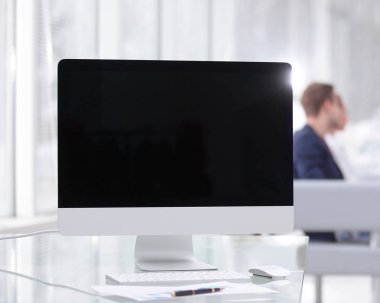 up.Computer monitör masaüstünde boş bir siyah ekran ile yakın
