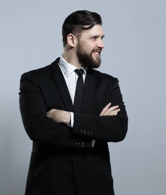 kendine güvenen işadamı tarafına bakıyor. Beyaz arka plan üzerinde izole