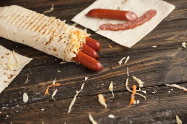 Shawarma sosisli kopya alanı ile ahşap bir table.photo üzerinde