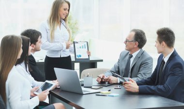 iş planı iş arkadaşları için açıklayan bir iş kadını