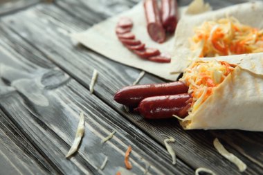 Tütsülenmiş sosis ve cabbage.photo kopya alanı ile silindir mini değirmenler
