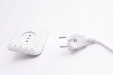elektrik prizine ve plug.isolated beyaz bir arka plan üzerinde