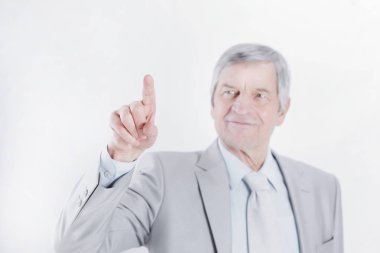 Olgun işadamı sanal noktaya işaret parmağı