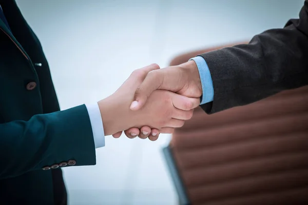 Vertrauensvolle Geschäftspartner per Handschlag. das Konzept der Partnerschaft. — Stockfoto