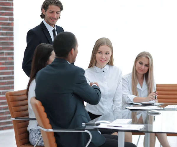 Socios comerciales que realizan un taller en la oficina — Foto de Stock