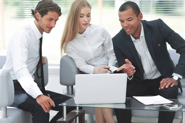 Business team discussing information with a laptop — Stock Photo, Image