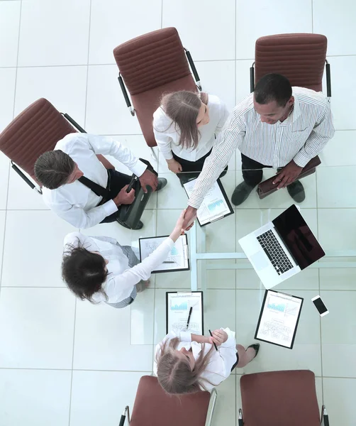 Gente de negocios dándose la mano, terminando una reunión — Foto de Stock