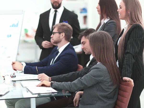 Equipo profesional de negocios comienza una lluvia de ideas en la oficina — Foto de Stock