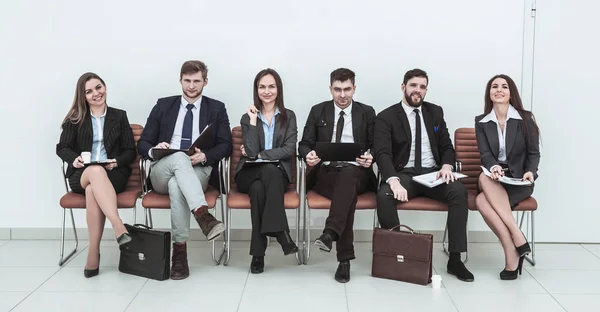 Equipo de negocios se prepara para el comienzo de la presentación en el vestíbulo de la sala de conferencias — Foto de Stock