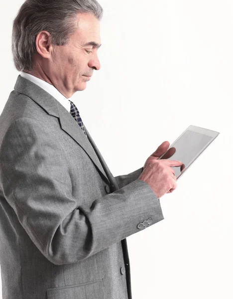 ekran tablet.isolated beyaz arka plan üzerinde seyir işadamı