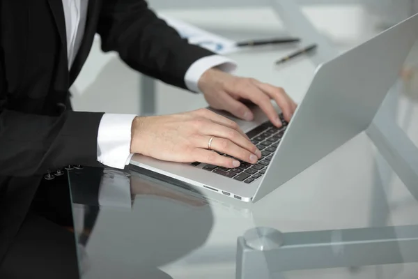 Крупним планом чоловічі руки, що друкуються на ноутбуці — стокове фото