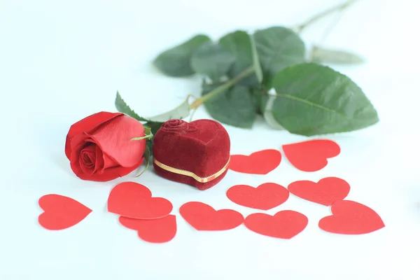 Bague en boîte rouge avec une rose rouge sur le fond blanc — Photo