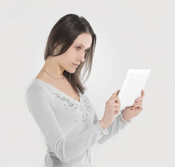 De près. une jeune femme d'affaires regarde l'écran d'une tablette numérique .photo avec espace de copie — Photo