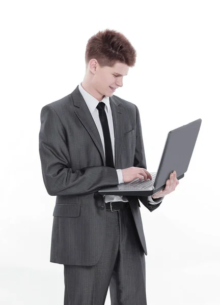 Уверенный молодой бизнесмен с ноутбуком .isolated на белом — стоковое фото