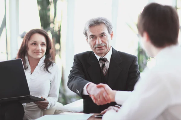 Nahaufnahme. Handschlag Manager und Kunde sitzen am Schreibtisch — Stockfoto