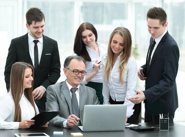 Directeur et équipe d'affaires regardant l'écran d'ordinateur portable . — Photo