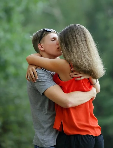 Close up.loving Paar küsst sich im Park .photo mit Kopierraum — Stockfoto