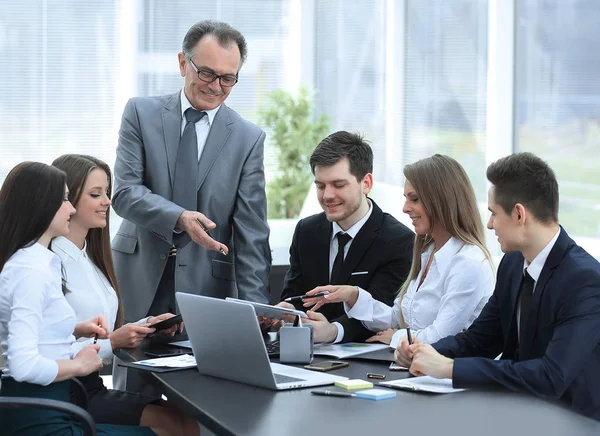 Hombre de negocios senior discutiendo con el equipo de negocios para trabajar temas —  Fotos de Stock