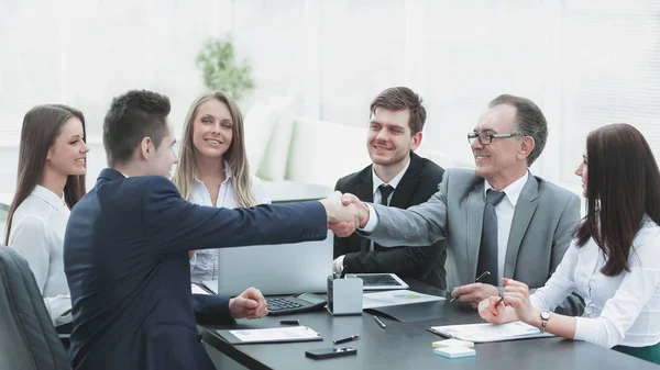 Деловые партнеры пожимают руки после успешной сделки — стоковое фото