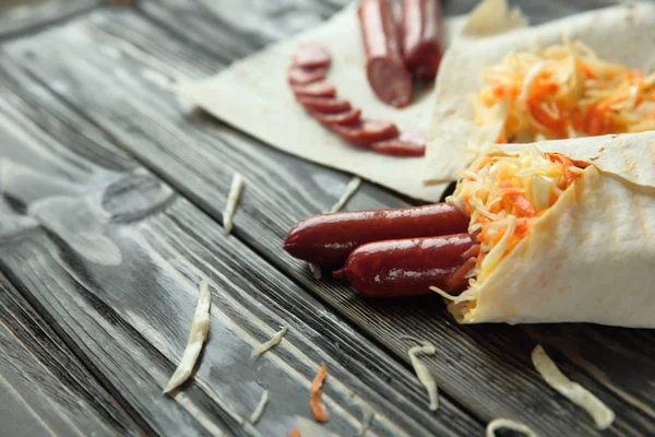 Tütsülenmiş sosis ve cabbage.photo kopya alanı ile silindir mini değirmenler
