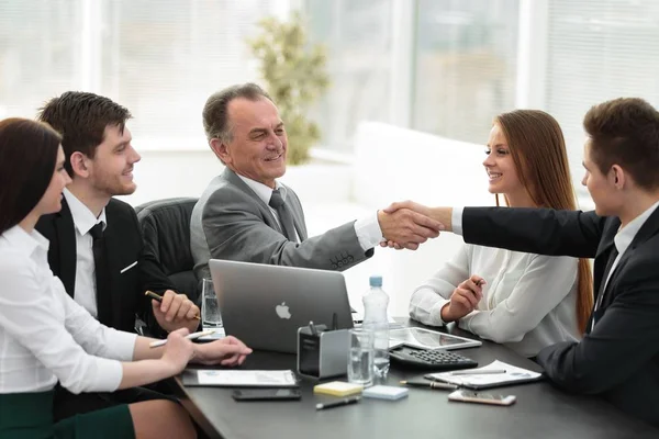 İş adamı ve yatırımcı müzakere masasında el sıkışıyor — Stok fotoğraf