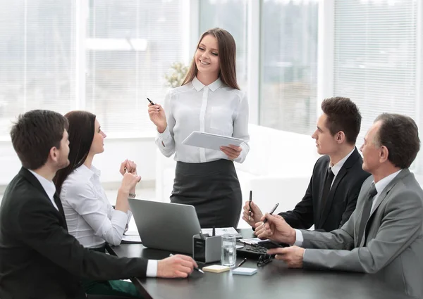 Genç iş kadını çalışma toplantısı hakkında bir rapor yapar