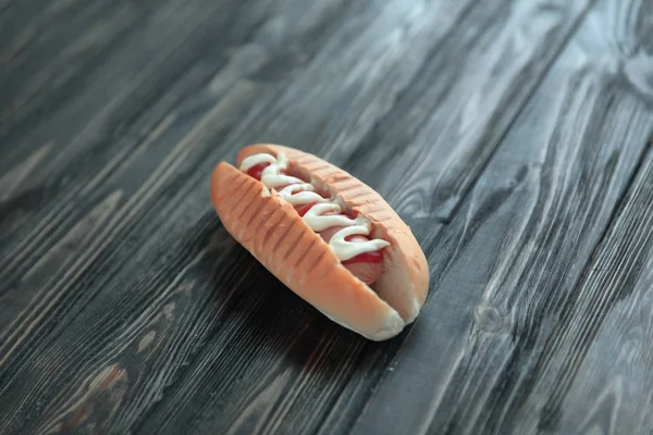 Hot dog con salsa e senape su sfondo di legno.foto con c — Foto Stock