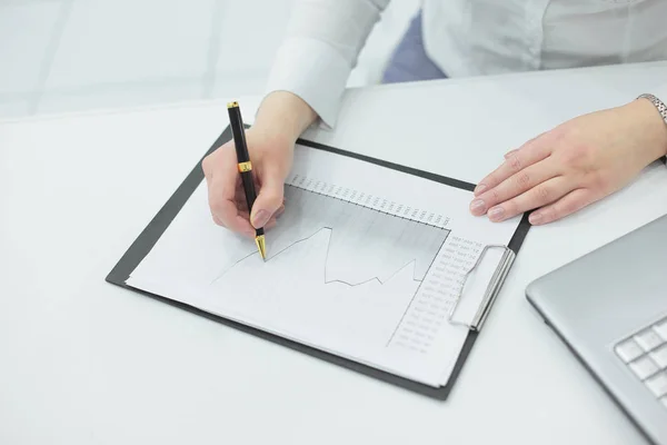 Business woman analyzing the financial schedule — Stock Photo, Image