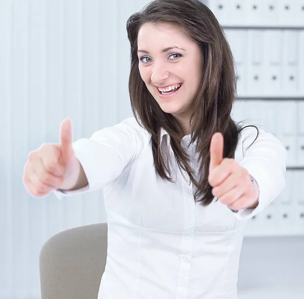 Ejecutiva mujer de negocios mostrando pulgares hacia arriba en el lugar de trabajo —  Fotos de Stock